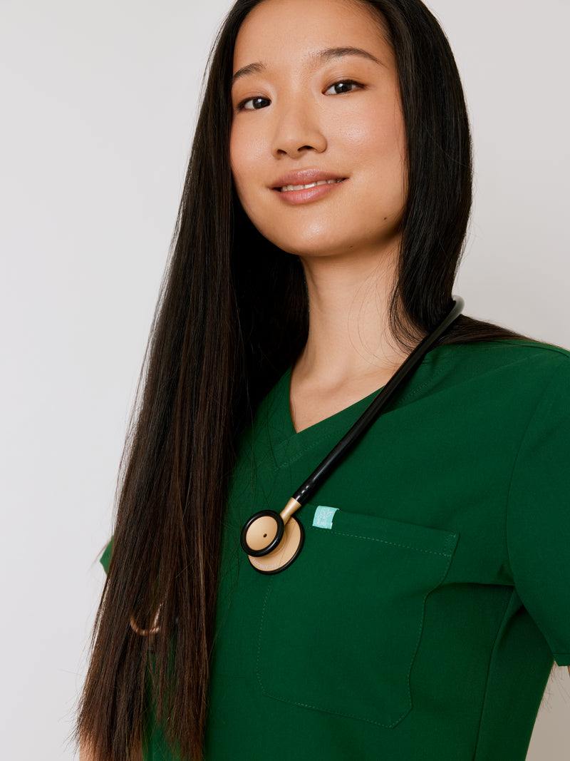 GABRIELLE RE-GARDE™ - VERT EDEN - One Pocket Scrub Top - SILVADUR™||GABRIELLE RE-GARDE™ - VERT EDEN - Haut Une Poche - SILVADUR™