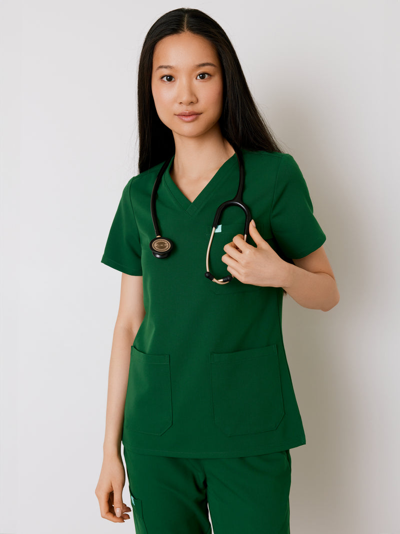 CHLOE RE-GARDE™ - VERT EDEN - Three Pockets Scrub Top - SILVADUR™||CHLOE RE-GARDE™ - VERT EDEN - Haut Trois Poches - SILVADUR™