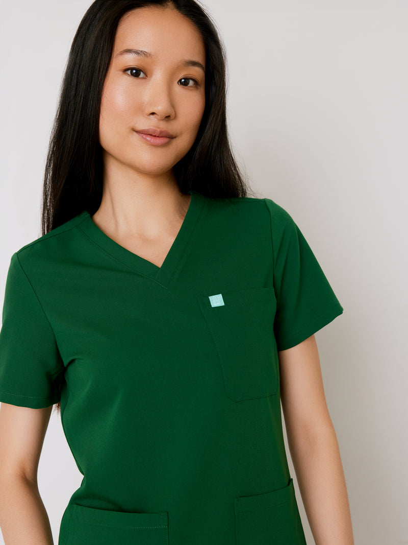 CHLOE RE-GARDE™ - VERT EDEN - Three Pockets Scrub Top - SILVADUR™||CHLOE RE-GARDE™ - VERT EDEN - Haut Trois Poches - SILVADUR™