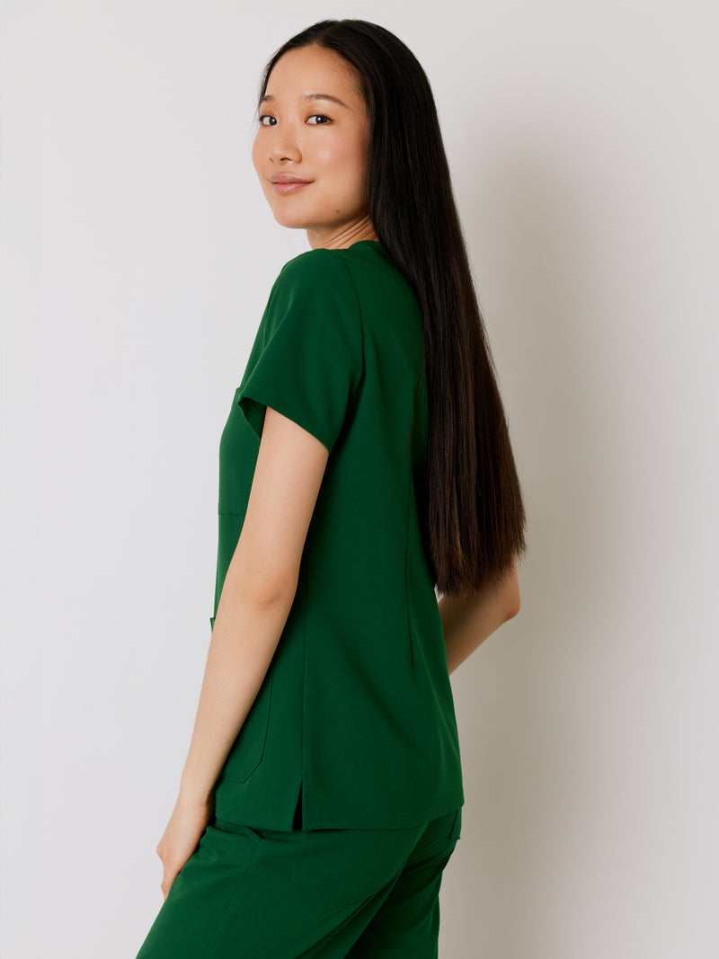 CHLOE RE-GARDE™ - VERT EDEN - Three Pockets Scrub Top - SILVADUR™||CHLOE RE-GARDE™ - VERT EDEN - Haut Trois Poches - SILVADUR™