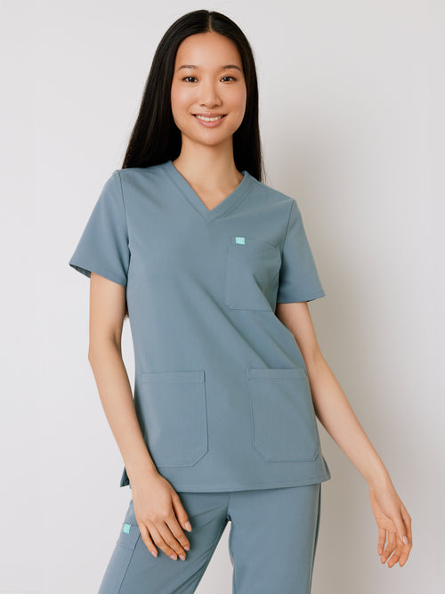 CHLOE RE-GARDE™ - GRIS OCÉAN - Three Pockets Scrub Top - SILVADUR™||CHLOE RE-GARDE™ - GRIS OCÉAN - Haut Trois Poches - SILVADUR™