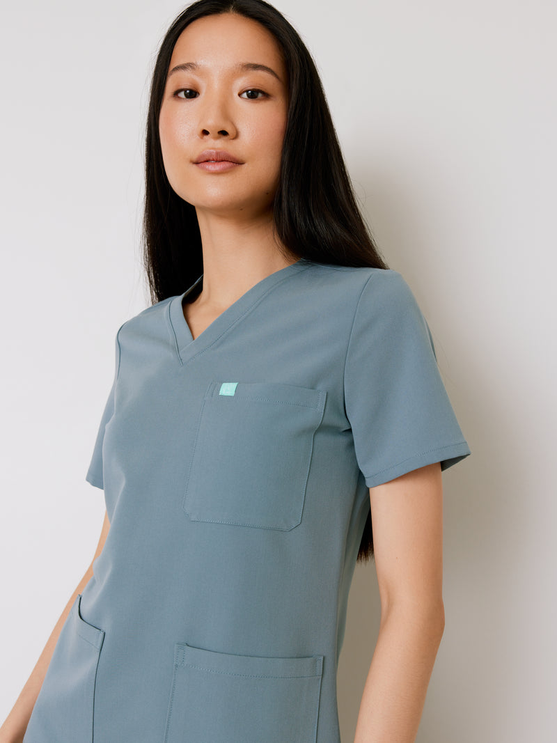 CHLOE RE-GARDE™ - GRIS OCÉAN - Three Pockets Scrub Top - SILVADUR™||CHLOE RE-GARDE™ - GRIS OCÉAN - Haut Trois Poches - SILVADUR™