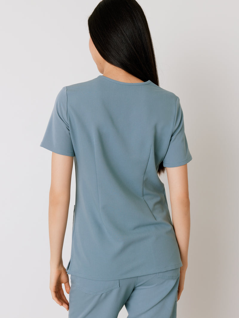 CHLOE RE-GARDE™ - GRIS OCÉAN - Three Pockets Scrub Top - SILVADUR™||CHLOE RE-GARDE™ - GRIS OCÉAN - Haut Trois Poches - SILVADUR™