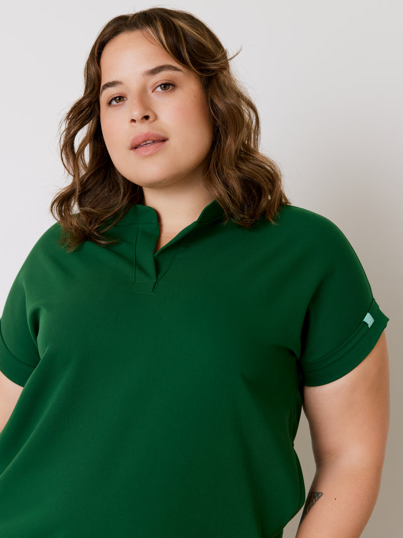 CHARLIE RE-GARDE™ - VERT EDEN - Mandarine Collar Scrub Top - SILVADUR™||CHARLIE RE-GARDE™ - VERT EDEN - Haut Col Mao - SILVADUR™