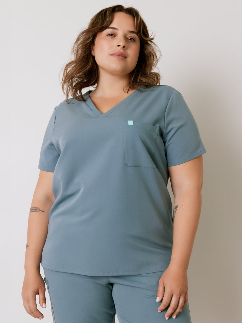 GABRIELLE RE-GARDE™ - GRIS OCÉAN - One Pocket Scrub Top - SILVADUR™||GABRIELLE RE-GARDE™ - GRIS OCÉAN - Haut Une Poche - SILVADUR™