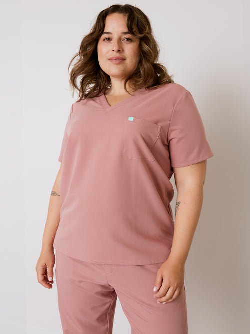 GABRIELLE RE-GARDE™ - BLUSH - One Pocket Scrub Top - SILVADUR™||GABRIELLE RE-GARDE™ - BLUSH - Haut Une Poche - SILVADUR™