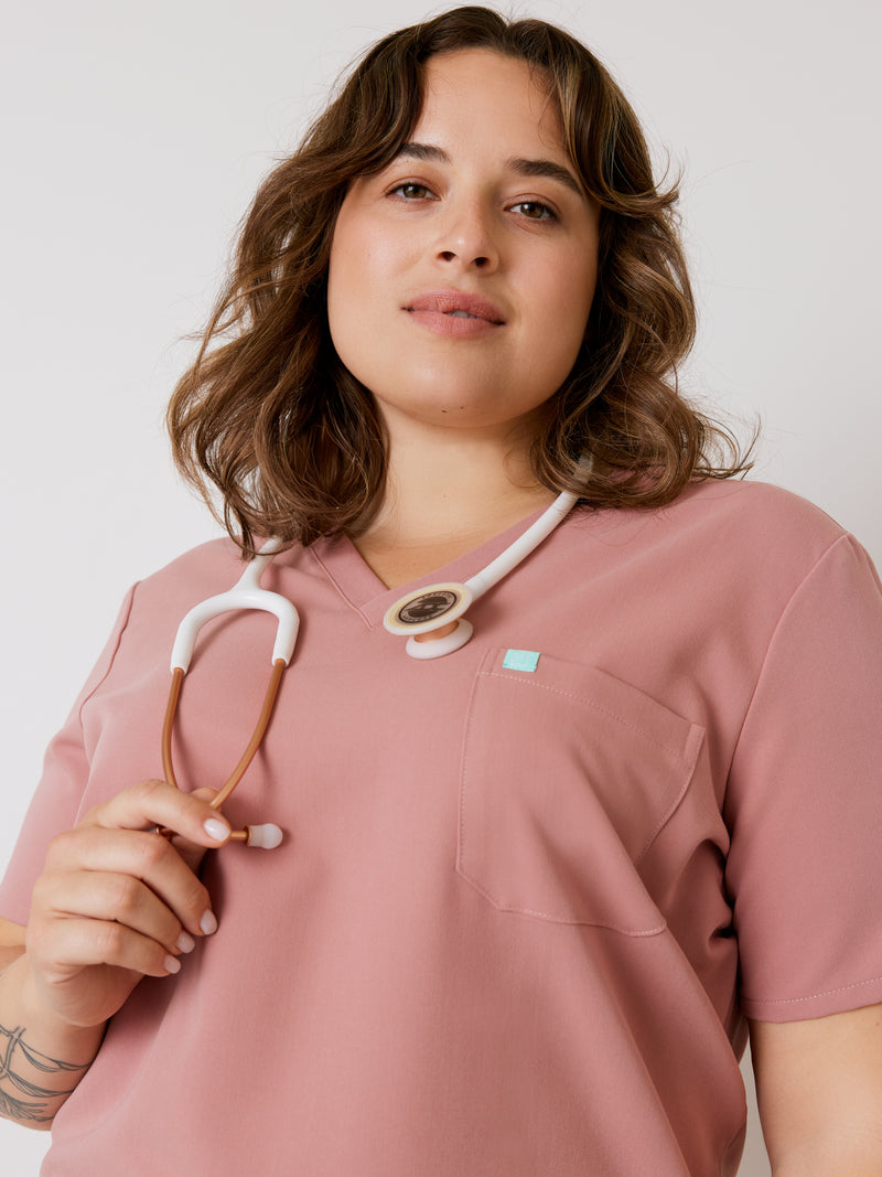 GABRIELLE RE-GARDE™ - BLUSH - One Pocket Scrub Top - SILVADUR™||GABRIELLE RE-GARDE™ - BLUSH - Haut Une Poche - SILVADUR™