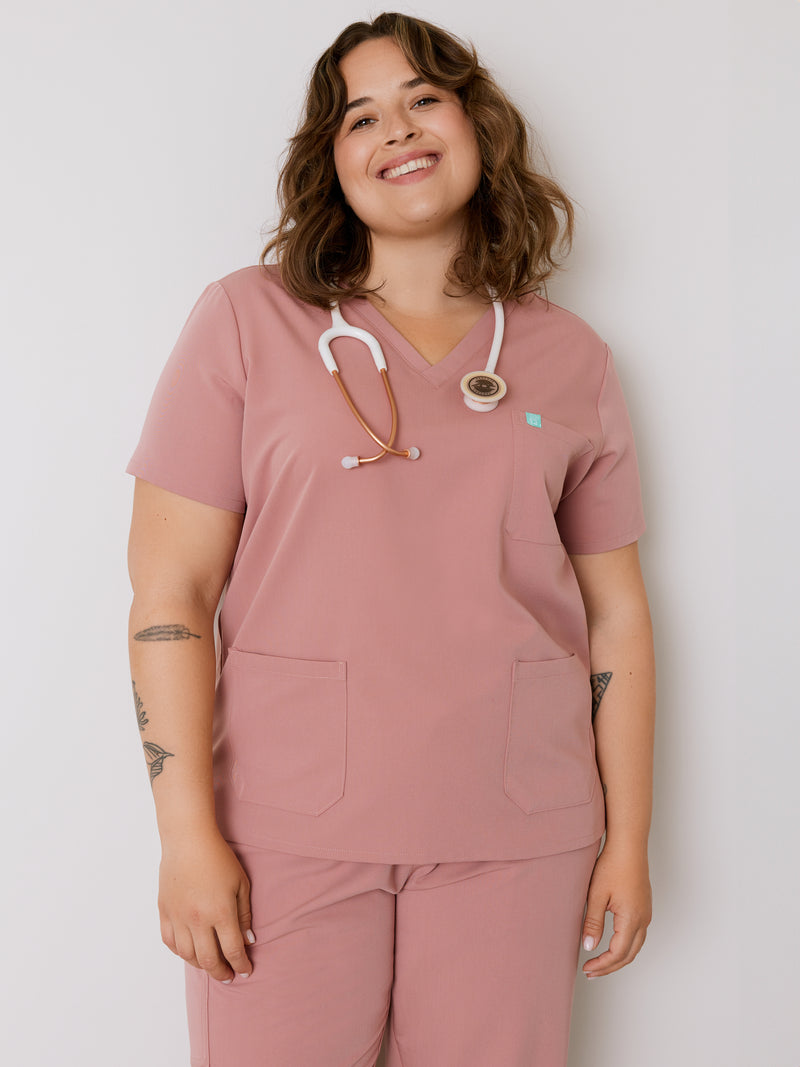 CHLOE RE-GARDE™ - BLUSH - Three Pockets Scrub Top - SILVADUR™||CHLOE RE-GARDE™ - BLUSH - Haut Trois Poches - SILVADUR™