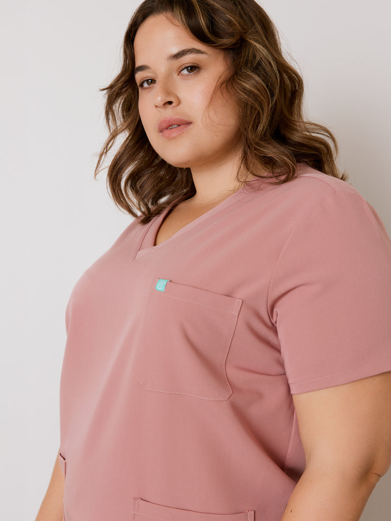 CHLOE RE-GARDE™ - BLUSH - Three Pockets Scrub Top - SILVADUR™||CHLOE RE-GARDE™ - BLUSH - Haut Trois Poches - SILVADUR™