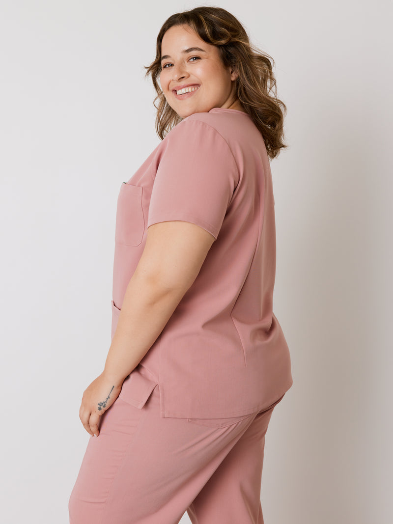 CHLOE RE-GARDE™ - BLUSH - Three Pockets Scrub Top - SILVADUR™||CHLOE RE-GARDE™ - BLUSH - Haut Trois Poches - SILVADUR™