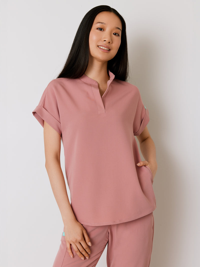 CHARLIE RE-GARDE™ - BLUSH - Mandarine Collar Scrub Top - SILVADUR™||CHARLIE RE-GARDE™ - BLUSH - Haut Col Mao - SILVADUR™