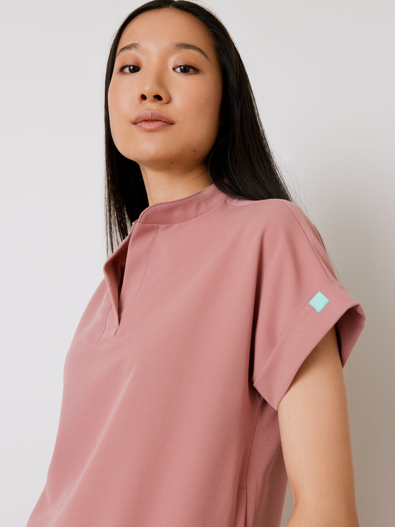 CHARLIE RE-GARDE™ - BLUSH - Mandarine Collar Scrub Top - SILVADUR™||CHARLIE RE-GARDE™ - BLUSH - Haut Col Mao - SILVADUR™