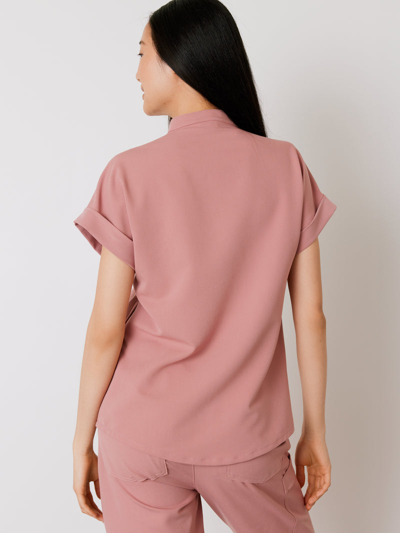 CHARLIE RE-GARDE™ - BLUSH - Mandarine Collar Scrub Top - SILVADUR™||CHARLIE RE-GARDE™ - BLUSH - Haut Col Mao - SILVADUR™