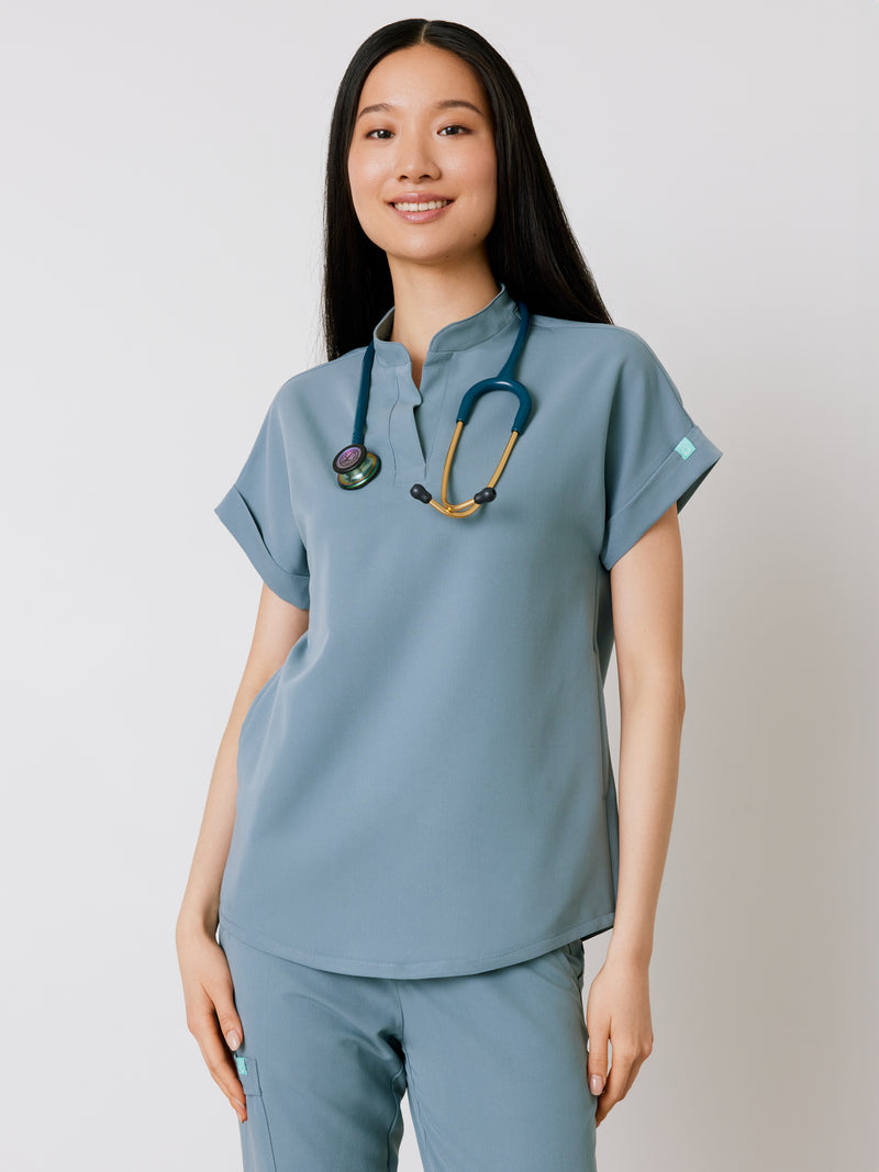 CHARLIE RE-GARDE™ - GRIS OCÉAN - Mandarine Collar Scrub Top - SILVADUR™||CHARLIE RE-GARDE™ - GRIS OCÉAN - Haut Col Mao - SILVADUR™