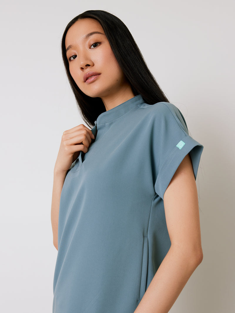 CHARLIE RE-GARDE™ - GRIS OCÉAN - Mandarine Collar Scrub Top - SILVADUR™||CHARLIE RE-GARDE™ - GRIS OCÉAN - Haut Col Mao - SILVADUR™