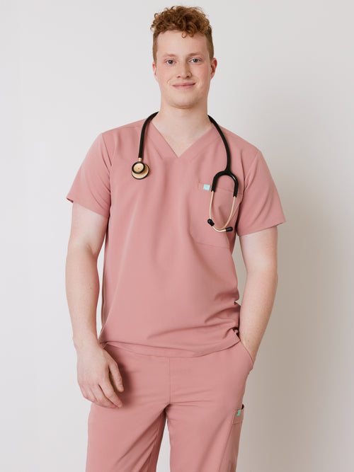 LOGAN RE-GARDE™ - BLUSH - One Pocket Men's Scrub Top - SILVADUR™||LOGAN RE-GARDE™ - BLUSH - Haut Une Poche - SILVADUR™