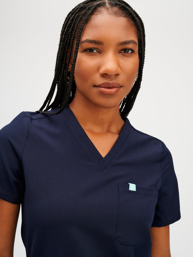 GABRIELLE RE-GARDE™ - BLEU MYSTIQUE - One Pocket Scrub Top - FINAL SALE||GABRIELLE RE-GARDE™ - BLEU MYSTIQUE - Haut Une Poche - VENTE FINALE