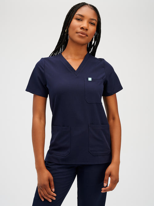 CHLOE RE-GARDE™ - BLEU MYSTIQUE - Three Pockets Scrub Top - FINAL SALE||CHLOE RE-GARDE™ - BLEU MYSTIQUE - Haut Trois Poches - VENTE FINALE