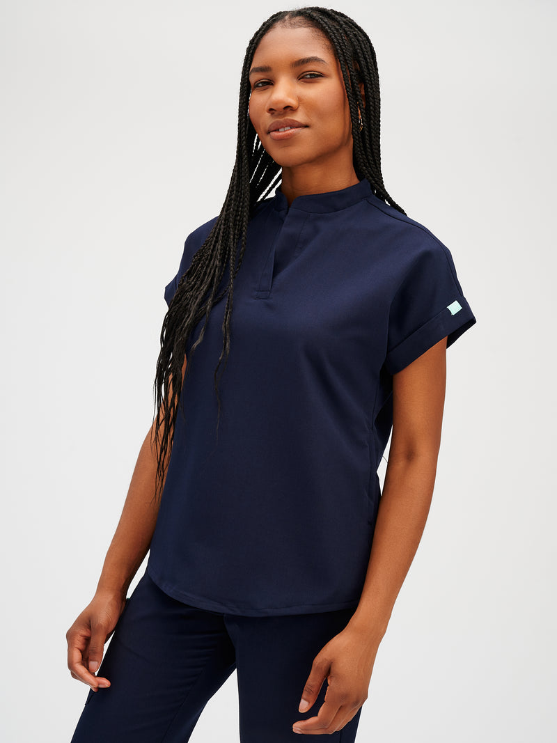 CHARLIE RE-GARDE™ - BLEU MYSTIQUE - Mandarine Collar Scrub Top - FINAL SALE||CHARLIE RE-GARDE™ - BLEU MYSTIQUE - Haut Col Mao - VENTE FINALE