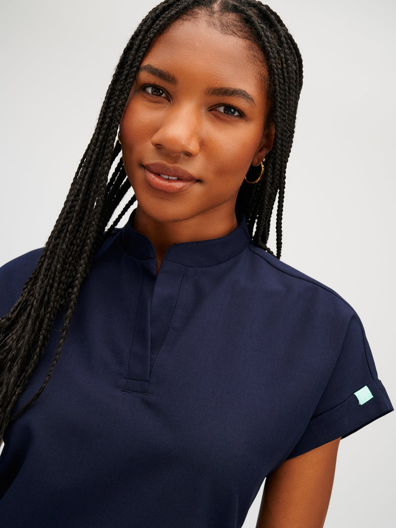 CHARLIE RE-GARDE™ - BLEU MYSTIQUE - Mandarine Collar Scrub Top - FINAL SALE||CHARLIE RE-GARDE™ - BLEU MYSTIQUE - Haut Col Mao - VENTE FINALE