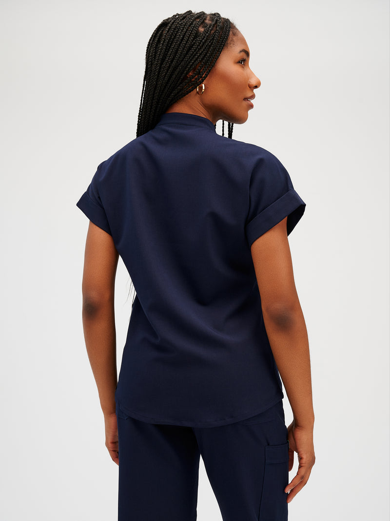 CHARLIE RE-GARDE™ - BLEU MYSTIQUE - Mandarine Collar Scrub Top - FINAL SALE||CHARLIE RE-GARDE™ - BLEU MYSTIQUE - Haut Col Mao - VENTE FINALE