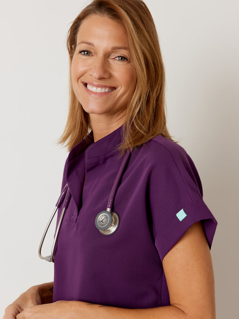 CHARLIE RE-GARDE™ - AUBERGINE - Mandarine Collar Scrub Top - SILVADUR™||CHARLIE RE-GARDE™ - AUBERGINE - Haut Col Mao - SILVADUR™