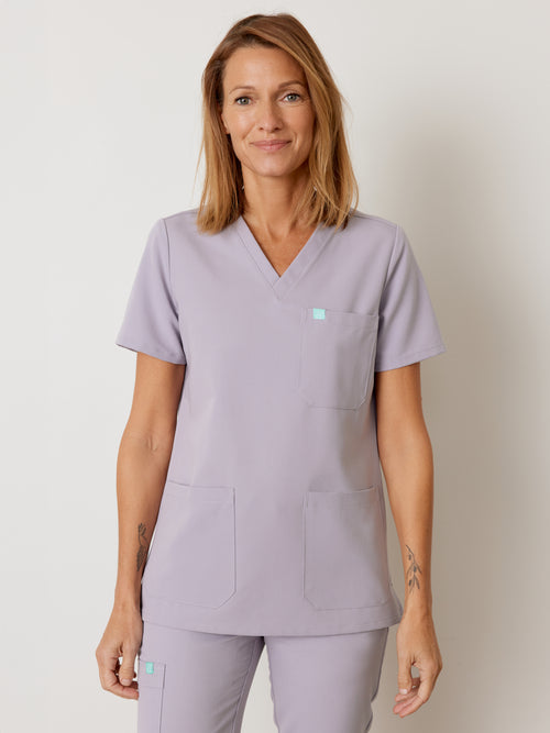 CHLOE RE-GARDE™ - PERLE - Three Pockets Scrub Top - SILVADUR™||CHLOE RE-GARDE™ - PERLE - Haut Trois Poches - SILVADUR™