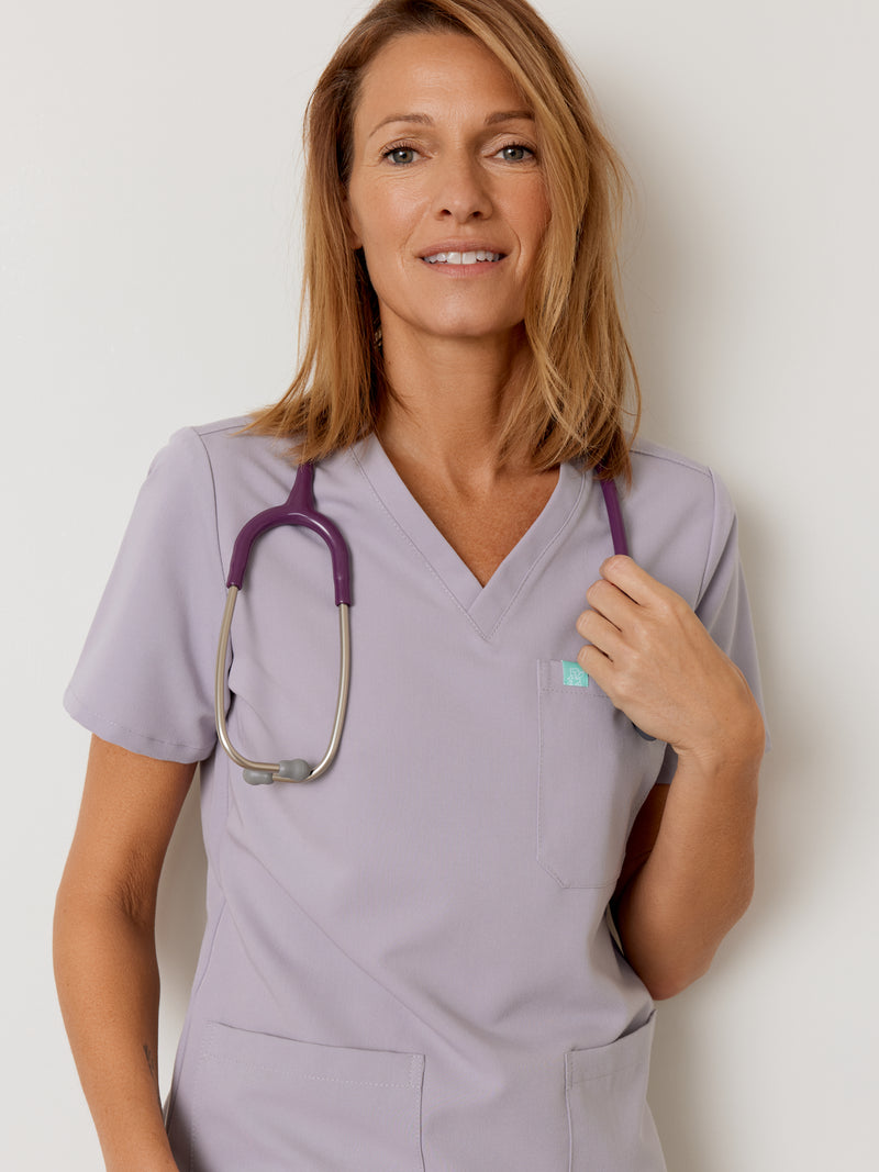 CHLOE RE-GARDE™ - PERLE - Three Pockets Scrub Top - SILVADUR™||CHLOE RE-GARDE™ - PERLE - Haut Trois Poches - SILVADUR™