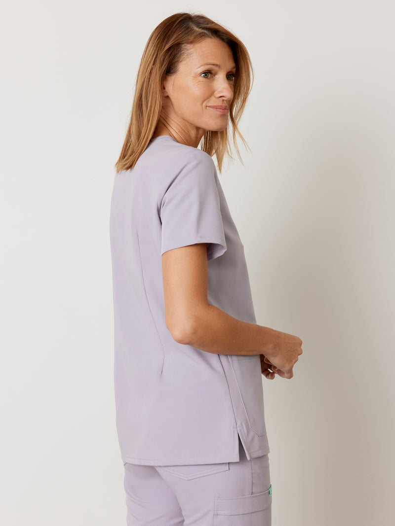 CHLOE RE-GARDE™ - PERLE - Three Pockets Scrub Top - SILVADUR™||CHLOE RE-GARDE™ - PERLE - Haut Trois Poches - SILVADUR™