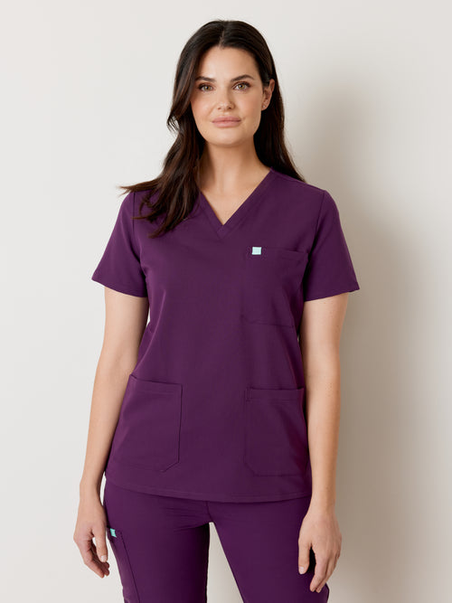 CHLOE RE-GARDE™ - AUBERGINE - Three Pockets Scrub Top - SILVADUR™||CHLOE RE-GARDE™ - AUBERGINE - Haut Trois Poches - SILVADUR™