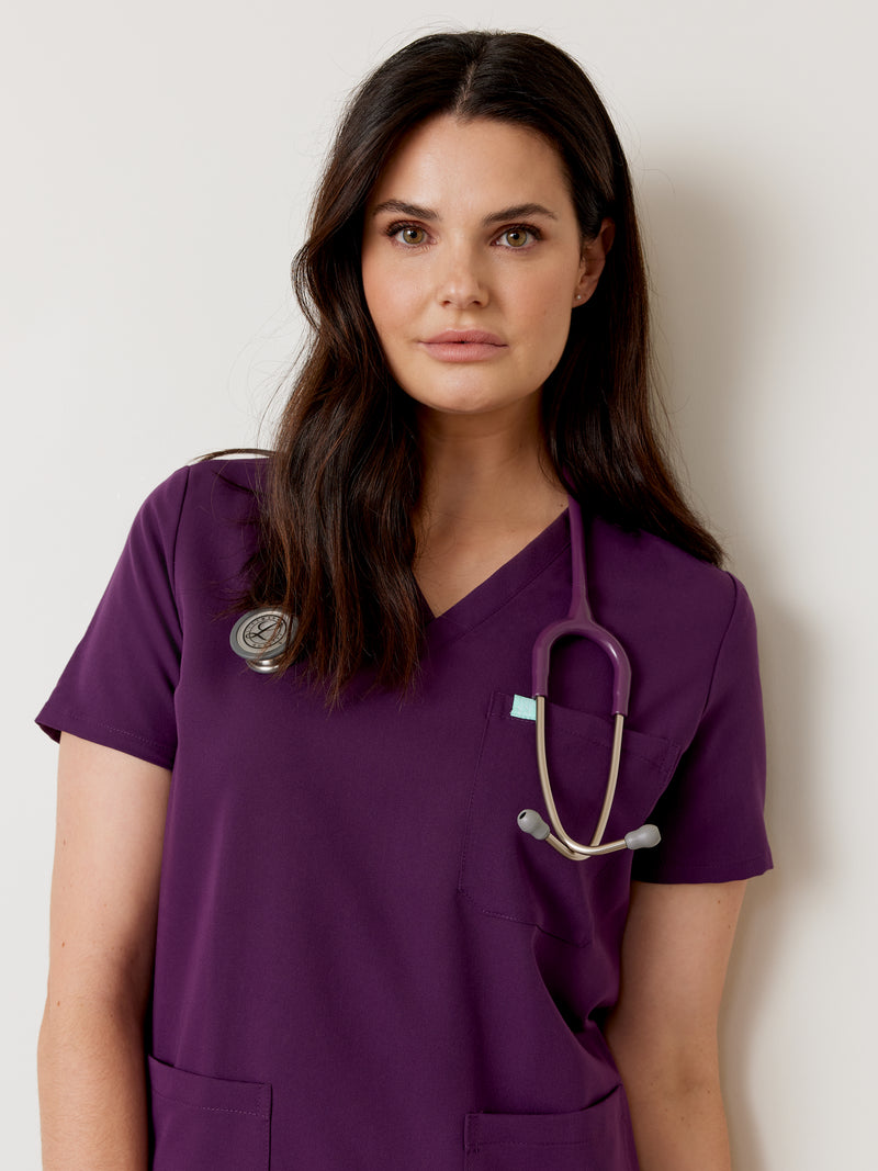 CHLOE RE-GARDE™ - AUBERGINE - Three Pockets Scrub Top - SILVADUR™||CHLOE RE-GARDE™ - AUBERGINE - Haut Trois Poches - SILVADUR™