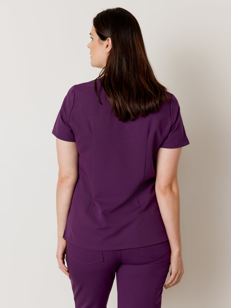 CHLOE RE-GARDE™ - AUBERGINE - Three Pockets Scrub Top - SILVADUR™||CHLOE RE-GARDE™ - AUBERGINE - Haut Trois Poches - SILVADUR™