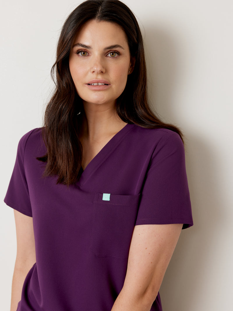 GABRIELLE RE-GARDE™ - AUBERGINE - One Pocket Scrub Top - SILVADUR™||GABRIELLE RE-GARDE™ - AUBERGINE - Haut Une Poche - SILVADUR™