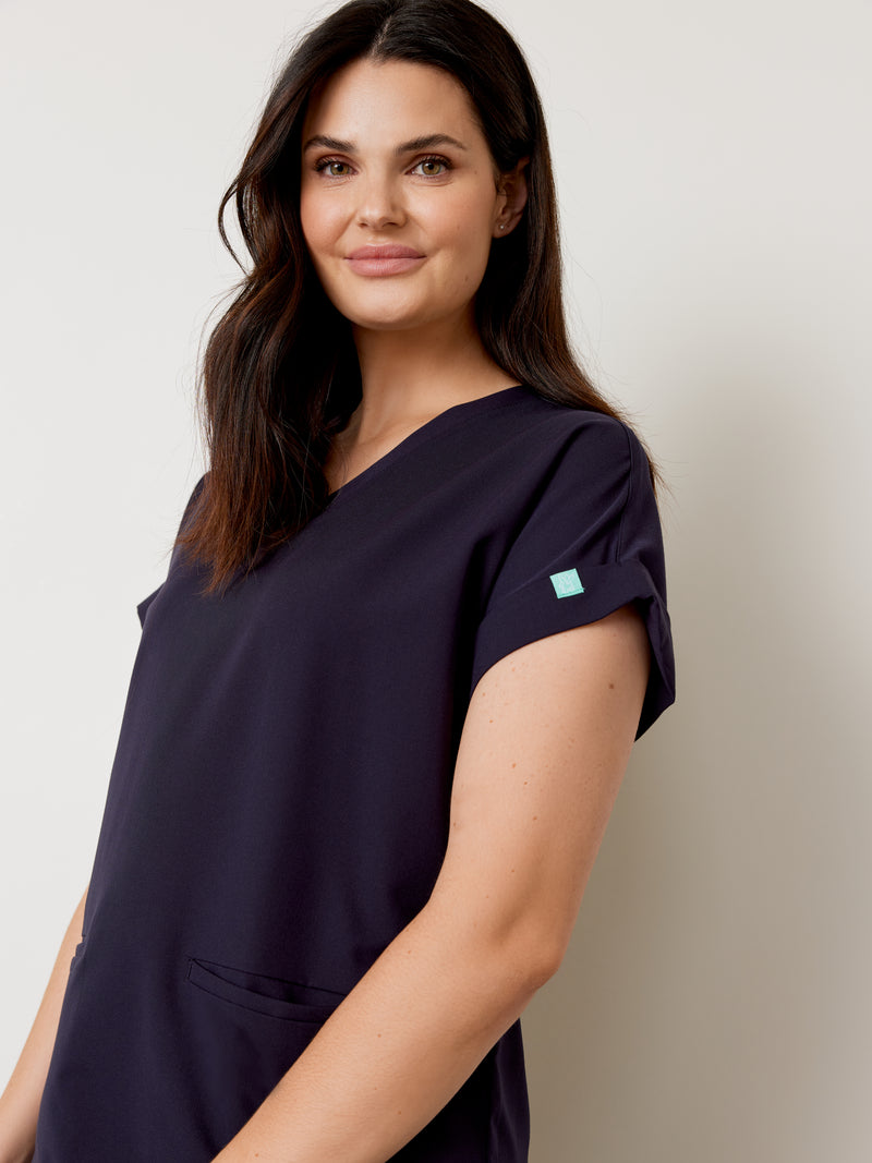 HALLI RE-GARDE™ - BLEU NAUTIQUE - Loose Fit Scrub Top - SILVADUR™||HALLI RE-GARDE™ - BLEU NAUTIQUE - Haut Coupe Ample - SILVADUR™