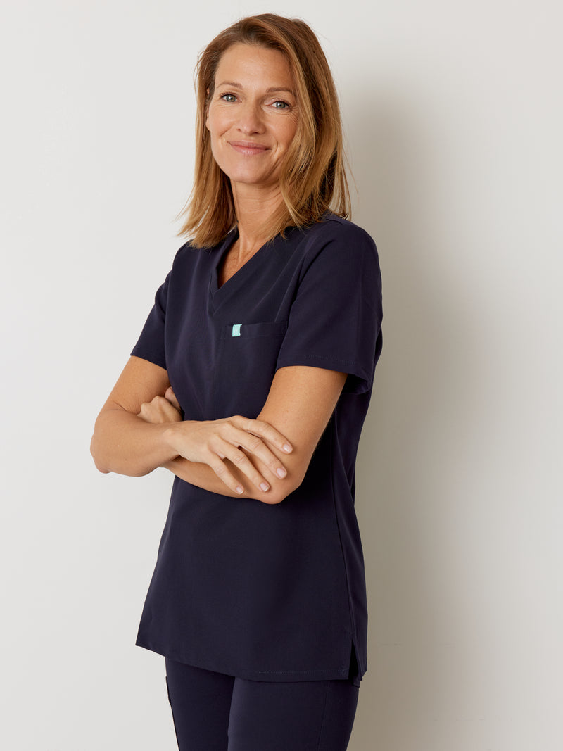 GABRIELLE RE-GARDE™ - BLEU NAUTIQUE - One Pocket Scrub Top||GABRIELLE RE-GARDE™ - BLEU NAUTIQUE - Haut Une Poche