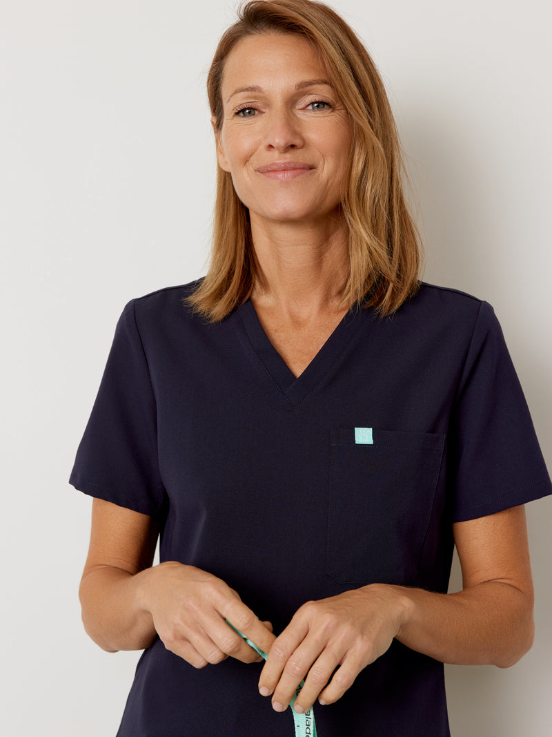 GABRIELLE RE-GARDE™ - BLEU NAUTIQUE - One Pocket Scrub Top||GABRIELLE RE-GARDE™ - BLEU NAUTIQUE - Haut Une Poche