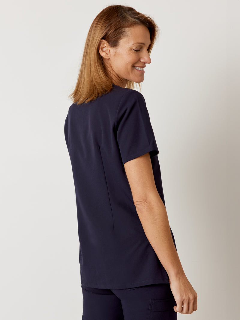 GABRIELLE RE-GARDE™ - BLEU NAUTIQUE - One Pocket Scrub Top - SILVADUR™||GABRIELLE RE-GARDE™ - BLEU NAUTIQUE - Haut Une Poche - SILVADUR™