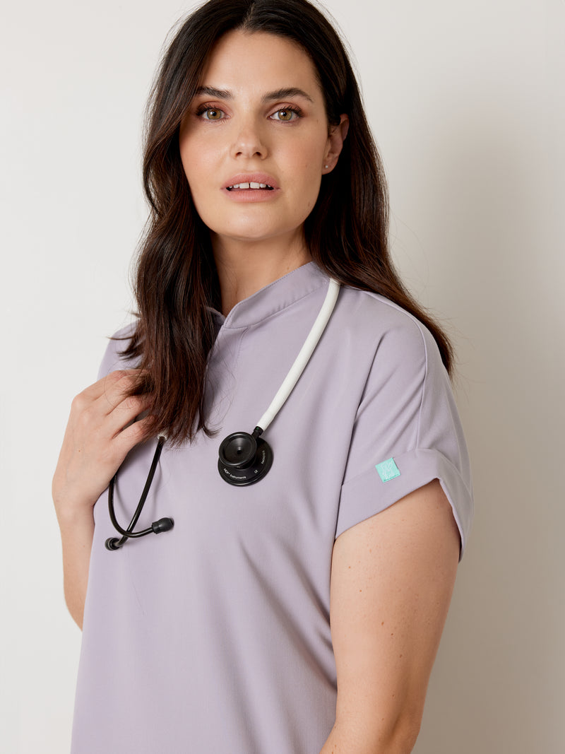 CHARLIE RE-GARDE™ - PERLE - Mandarine Collar Scrub Top - SILVADUR™||CHARLIE RE-GARDE™ - PERLE - Haut Col Mao - SILVADUR™