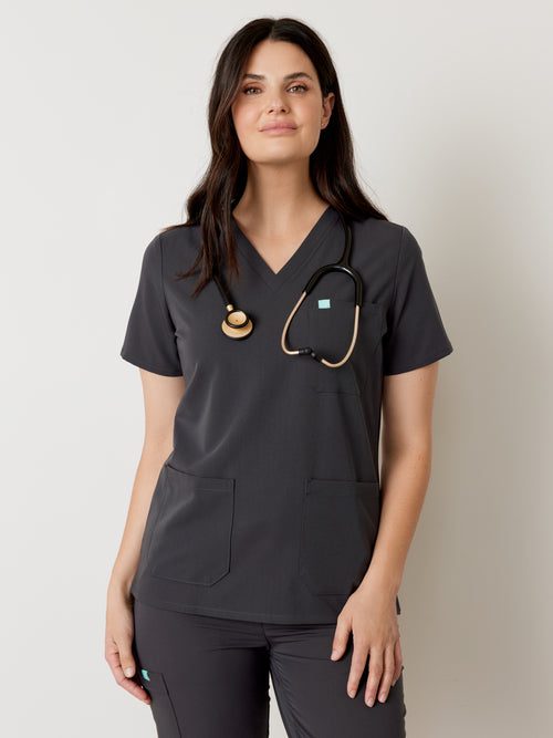 CHLOE RE-GARDE™ - CHARBON - Three Pockets Scrub Top||CHLOE RE-GARDE™ - CHARBON - Haut Trois Poches