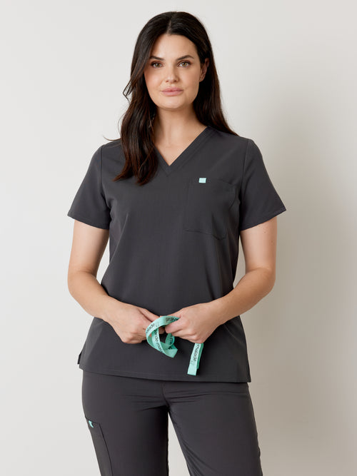 GABRIELLE RE-GARDE™ - CHARBON - One Pocket Scrub Top - SILVADUR™||GABRIELLE RE-GARDE™ - CHARBON - Haut Une Poche - SILVADUR™