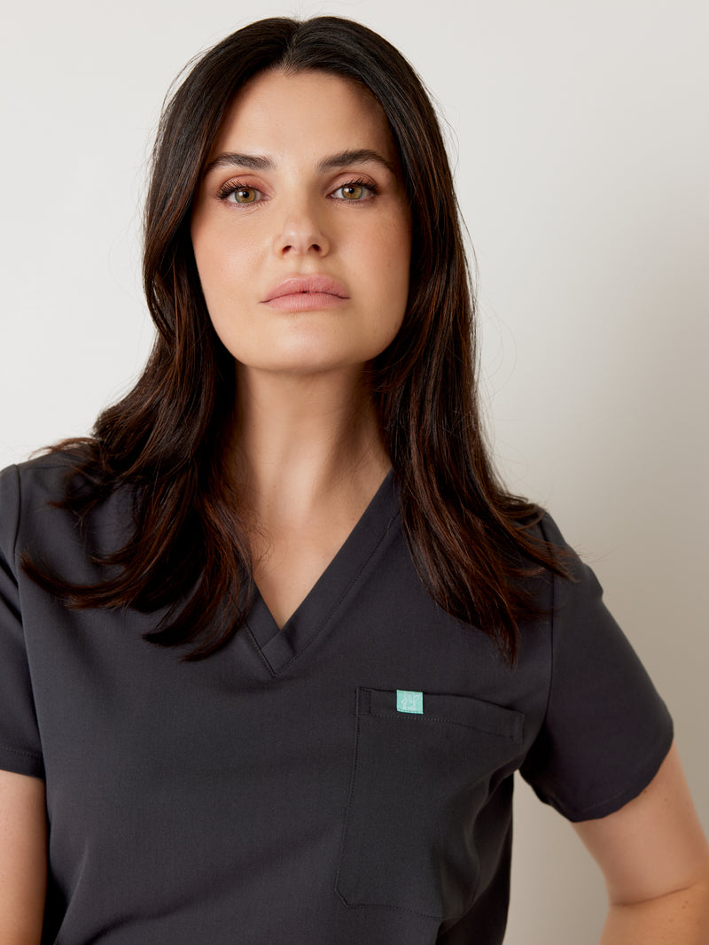 GABRIELLE RE-GARDE™ - CHARBON - One Pocket Scrub Top - SILVADUR™||GABRIELLE RE-GARDE™ - CHARBON - Haut Une Poche - SILVADUR™