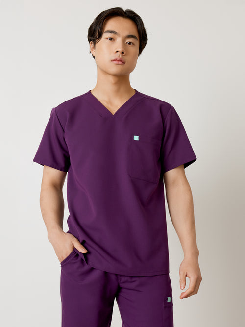 LOGAN RE-GARDE™ - AUBERGINE - One Pocket Men's Scrub Top - SILVADUR™||LOGAN RE-GARDE™ - AUBERGINE - Haut Une Poche - SILVADUR™