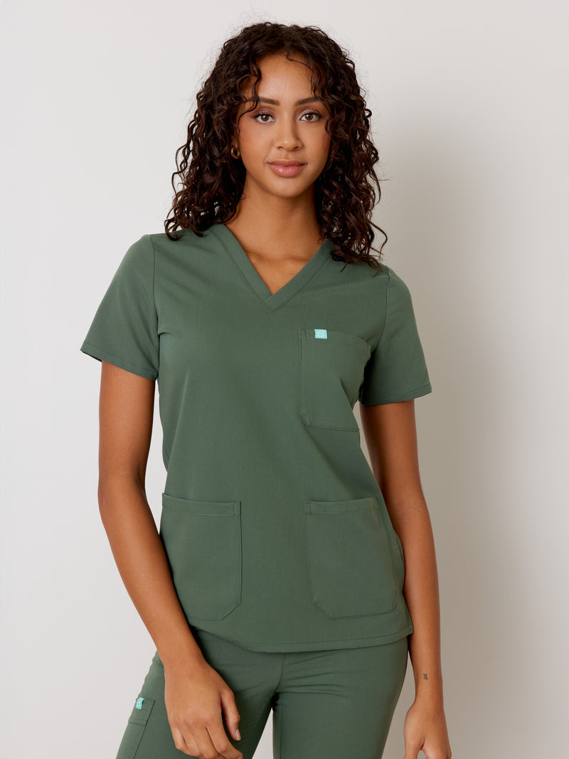 CHLOE RE-GARDE™ - EUCALYPTUS - Three Pockets Scrub Top - SILVADUR™||CHLOE RE-GARDE™ - EUCALYPTUS - Haut Trois Poches - SILVADUR™