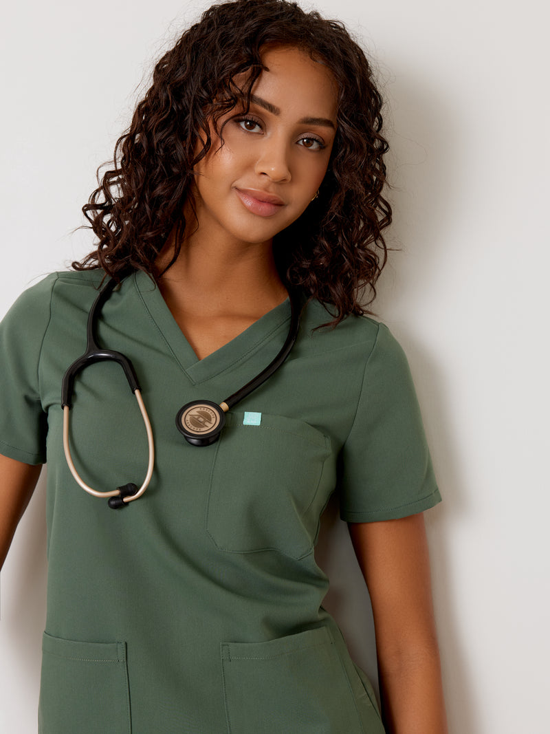 CHLOE RE-GARDE™ - EUCALYPTUS - Three Pockets Scrub Top - SILVADUR™||CHLOE RE-GARDE™ - EUCALYPTUS - Haut Trois Poches - SILVADUR™