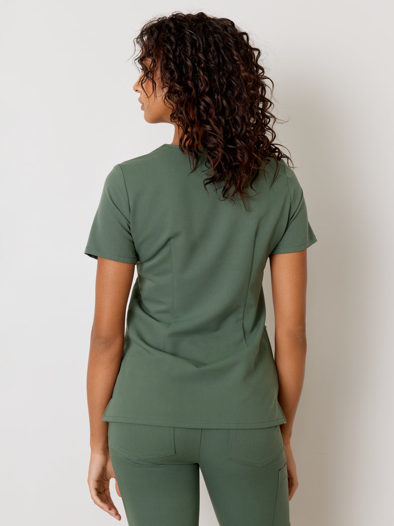 CHLOE RE-GARDE™ - EUCALYPTUS - Three Pockets Scrub Top - SILVADUR™||CHLOE RE-GARDE™ - EUCALYPTUS - Haut Trois Poches - SILVADUR™