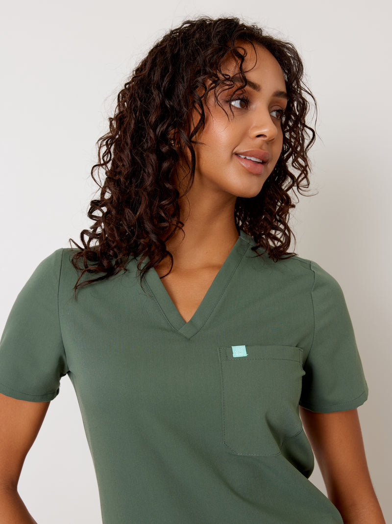 GABRIELLE RE-GARDE™ - EUCALYPTUS - One Pocket Scrub Top - SILVADUR™||GABRIELLE RE-GARDE™ - EUCALYPTUS - Haut Une Poche - SILVADUR™