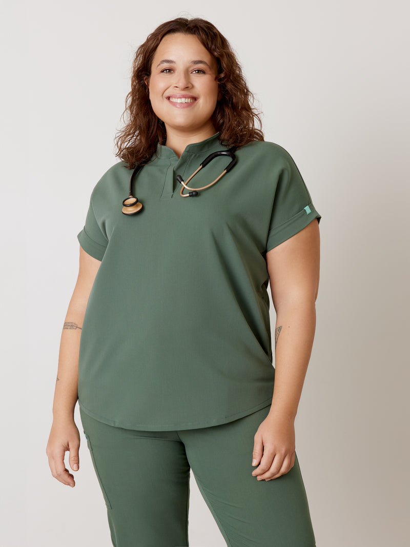 CHARLIE RE-GARDE™ - EUCALYPTUS - Mandarine Collar Scrub Top - SILVADUR™||CHARLIE RE-GARDE™ - EUCALYPTUS - Haut Col Mao - SILVADUR™