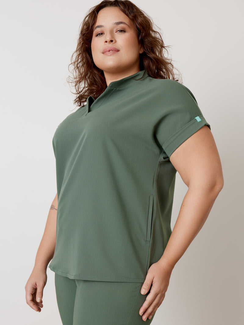 CHARLIE RE-GARDE™ - EUCALYPTUS - Mandarine Collar Scrub Top - SILVADUR™||CHARLIE RE-GARDE™ - EUCALYPTUS - Haut Col Mao - SILVADUR™