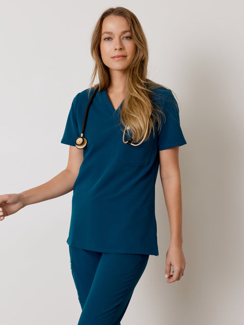 GABRIELLE RE-GARDE™ - BLEU OPALE - One Pocket Scrub Top - SILVADUR™||GABRIELLE RE-GARDE™ - BLEU OPALE - Haut Une Poche - SILVADUR™