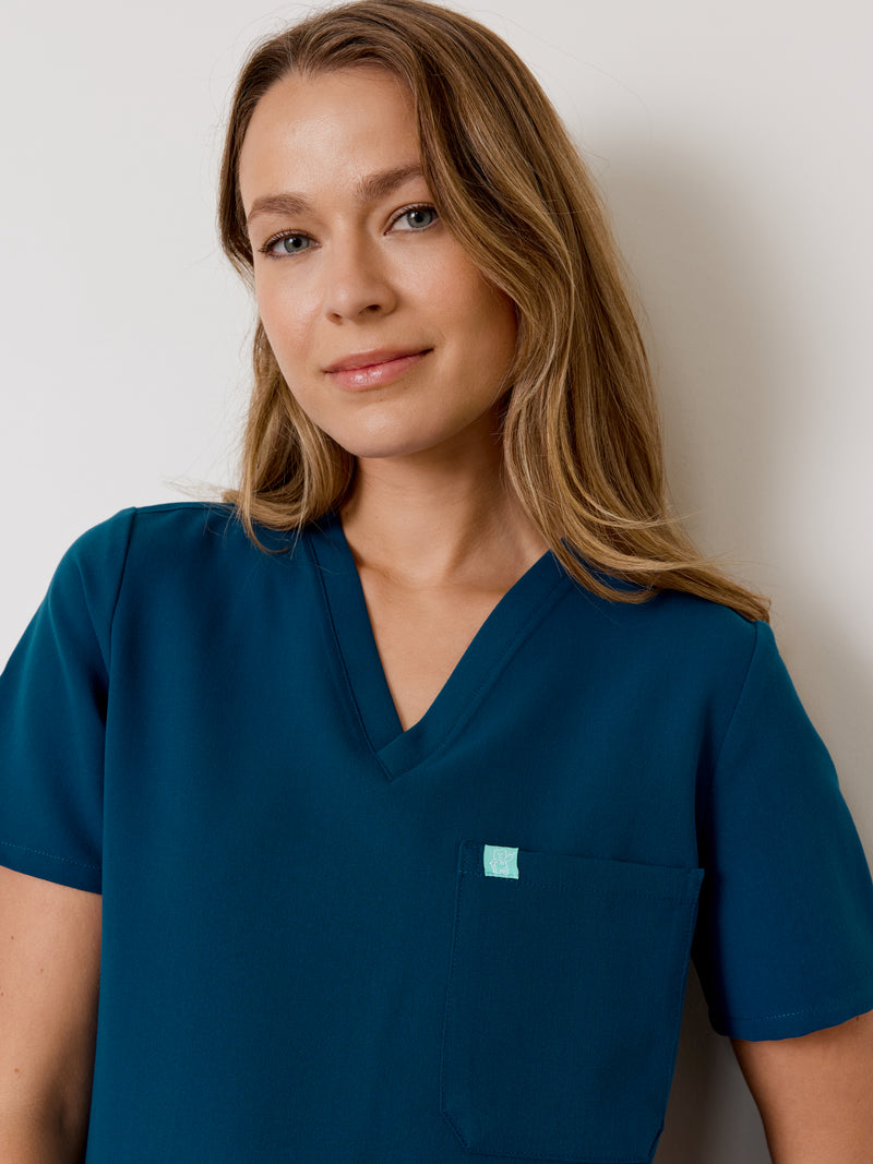 GABRIELLE RE-GARDE™ - BLEU OPALE - One Pocket Scrub Top - SILVADUR™||GABRIELLE RE-GARDE™ - BLEU OPALE - Haut Une Poche - SILVADUR™